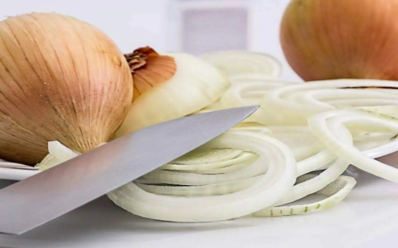 Non mettere mai le cipolle nella padella fredda: ecco cosa rischi