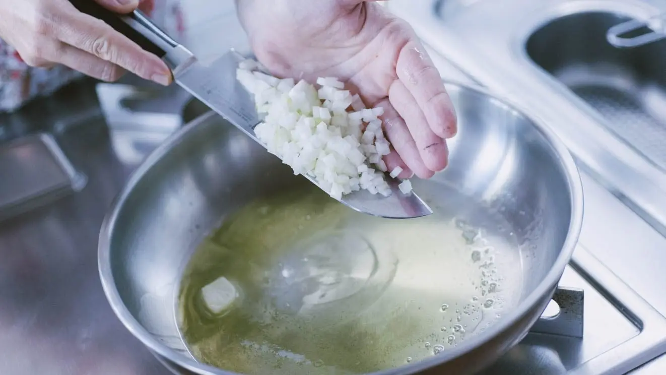 5 errori che rovinano il tuo soffritto: il secondo è il più comune ma nessuno lo sa
