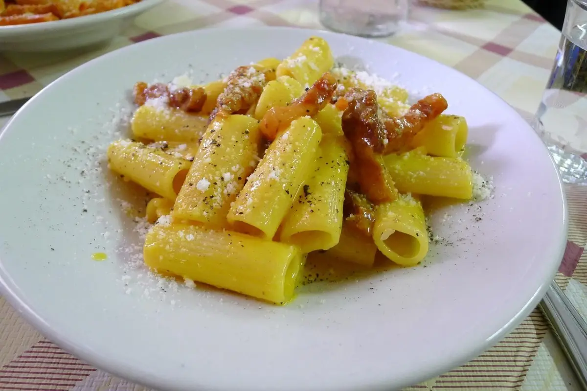 Come si fa una carbonara cremosa? Il trucco che usano solo i romani