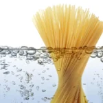 Non mettere mai la pasta scolata sotto l’acqua: ecco cosa perdi