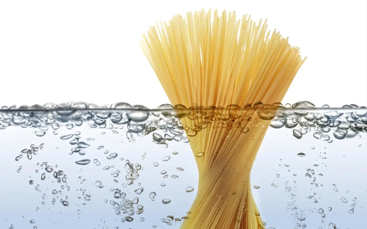 Non mettere mai la pasta scolata sotto l’acqua: ecco cosa perdi